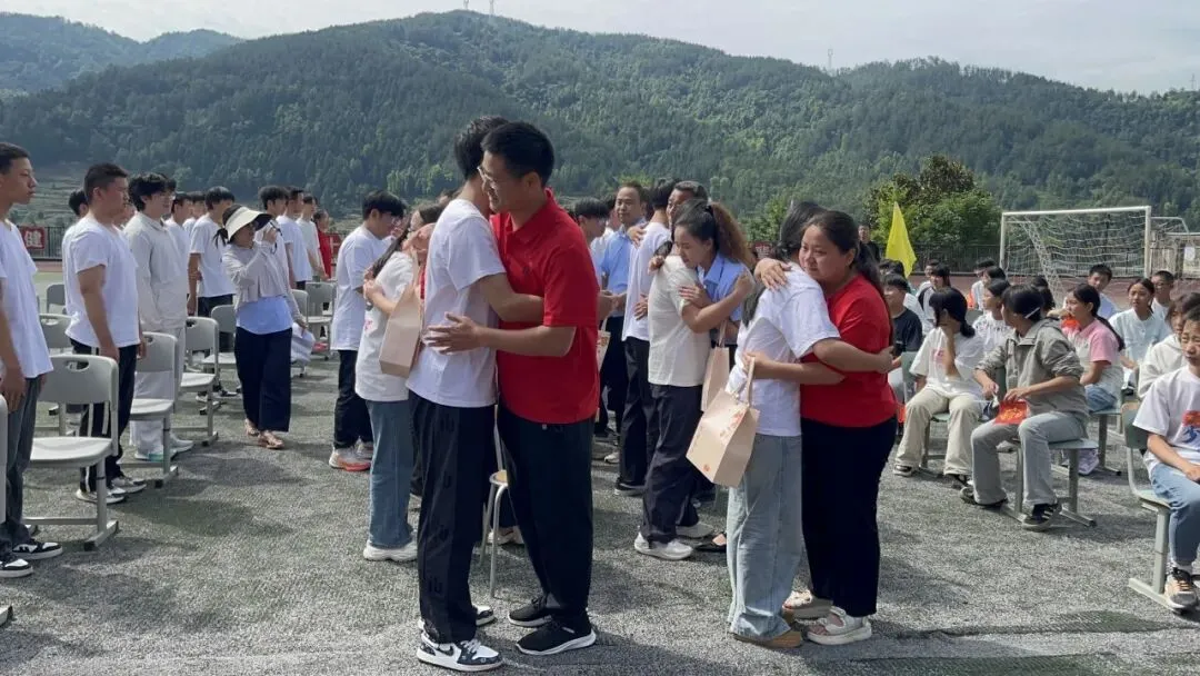 逐梦中考展锋芒 感恩前行踏征程 —— 木鱼中学举行 2026 届中考壮行大会-第10张图片-四季读书网 逐梦中考展锋芒 感恩前行踏征程 —— 木鱼中学举行 2026 届中考壮行大会-第10张图片-四季读书网