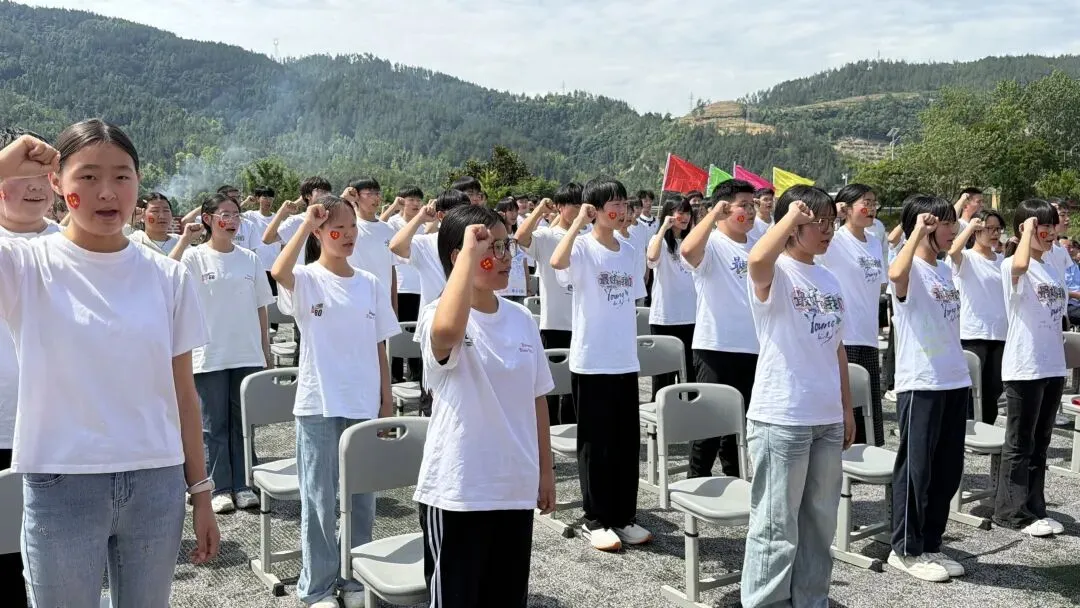 逐梦中考展锋芒 感恩前行踏征程 —— 木鱼中学举行 2026 届中考壮行大会-第21张图片-四季读书网 逐梦中考展锋芒 感恩前行踏征程 —— 木鱼中学举行 2026 届中考壮行大会-第21张图片-四季读书网