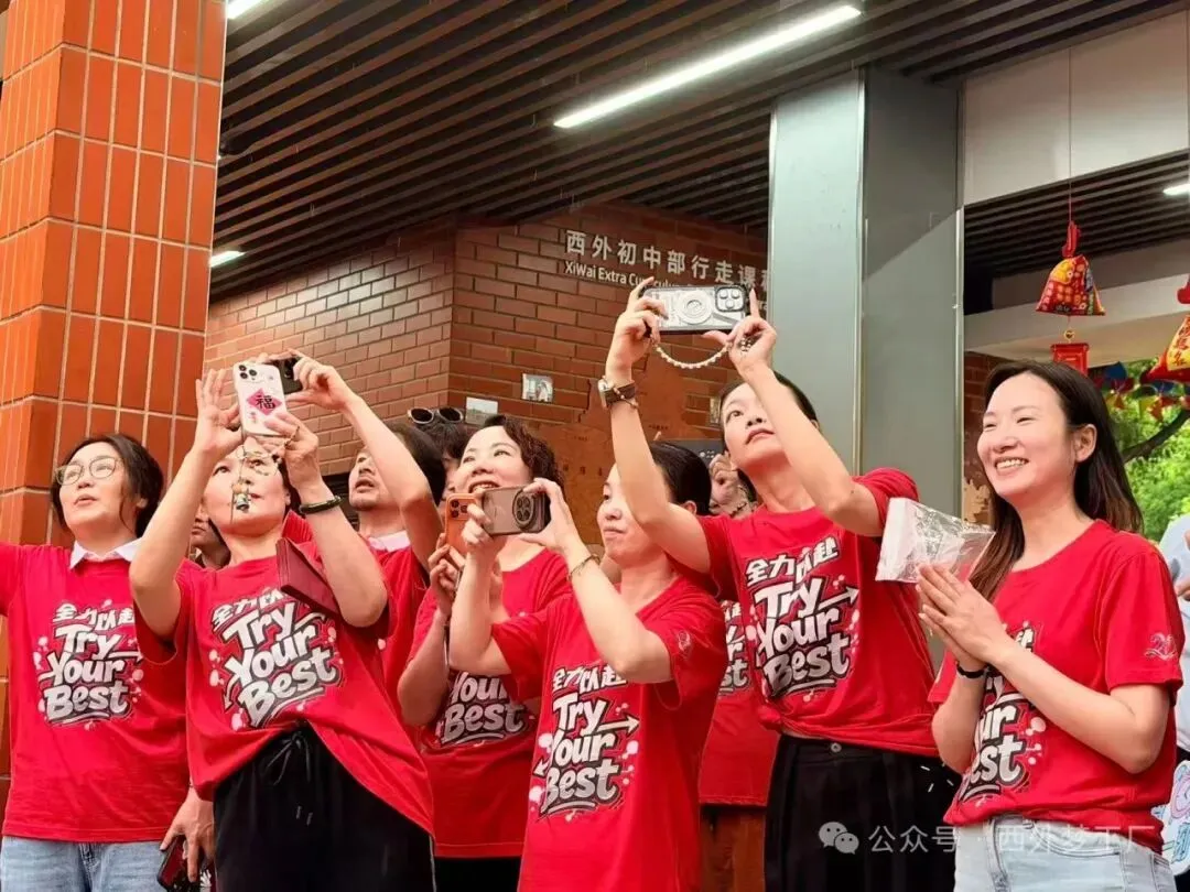 逐光赴考,一举高“粽”|西外初中部中考喊楼活动,为少年梦想加冕-第4张图片-四季读书网 逐光赴考,一举高“粽”|西外初中部中考喊楼活动,为少年梦想加冕-第4张图片-四季读书网