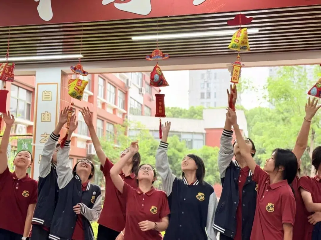 逐光赴考,一举高“粽”|西外初中部中考喊楼活动,为少年梦想加冕-第20张图片-四季读书网 逐光赴考,一举高“粽”|西外初中部中考喊楼活动,为少年梦想加冕-第20张图片-四季读书网