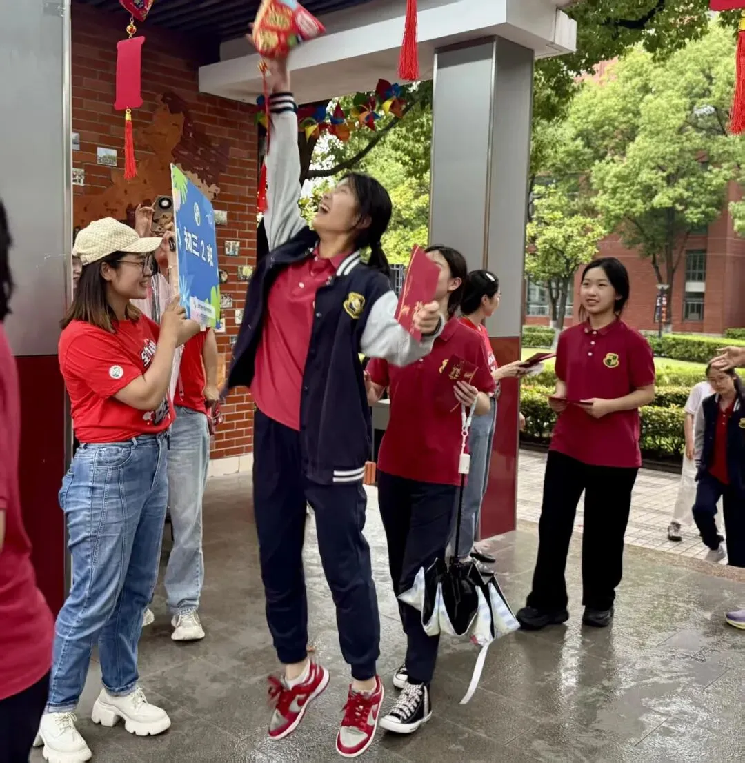 逐光赴考,一举高“粽”|西外初中部中考喊楼活动,为少年梦想加冕-第21张图片-四季读书网 逐光赴考,一举高“粽”|西外初中部中考喊楼活动,为少年梦想加冕-第21张图片-四季读书网