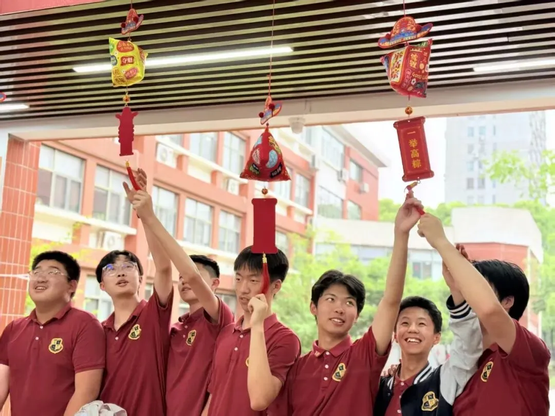 逐光赴考,一举高“粽”|西外初中部中考喊楼活动,为少年梦想加冕-第22张图片-四季读书网 逐光赴考,一举高“粽”|西外初中部中考喊楼活动,为少年梦想加冕-第22张图片-四季读书网