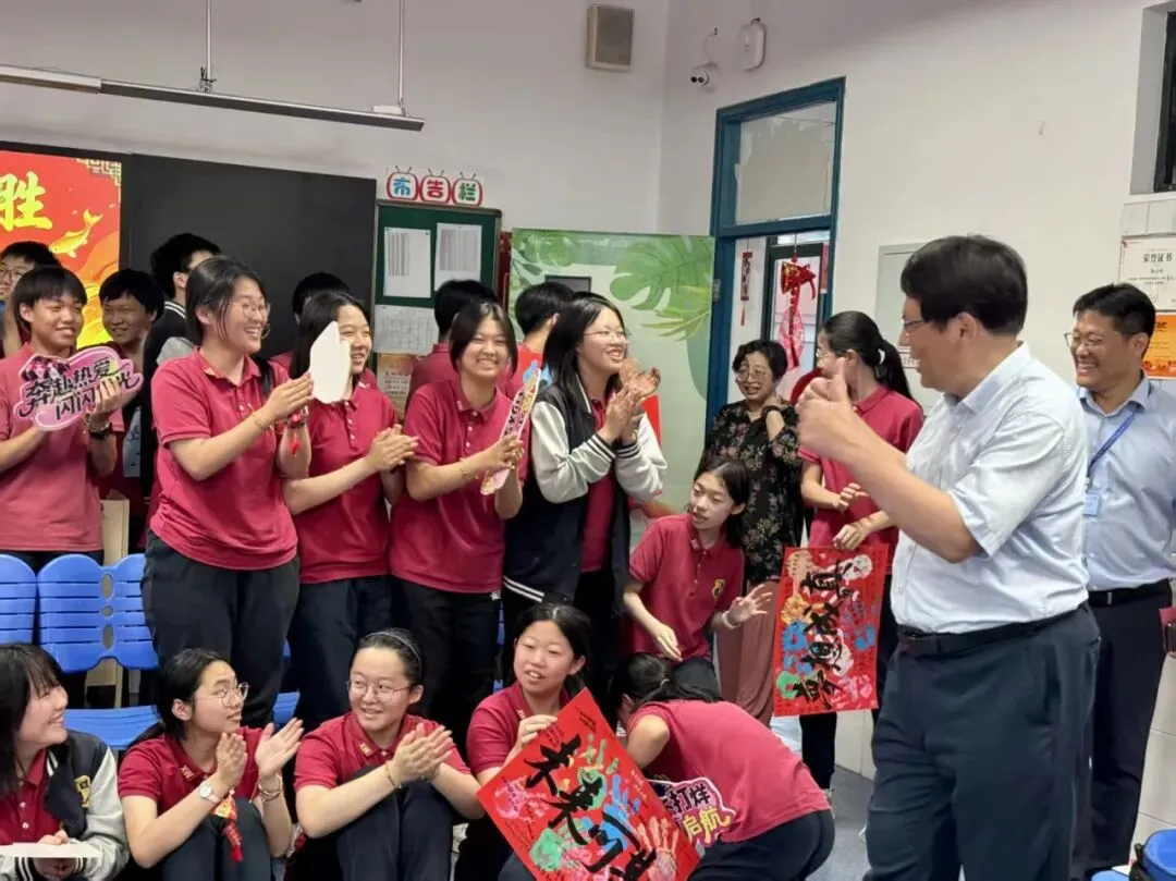 逐光赴考,一举高“粽”|西外初中部中考喊楼活动,为少年梦想加冕-第37张图片-四季读书网 逐光赴考,一举高“粽”|西外初中部中考喊楼活动,为少年梦想加冕-第37张图片-四季读书网