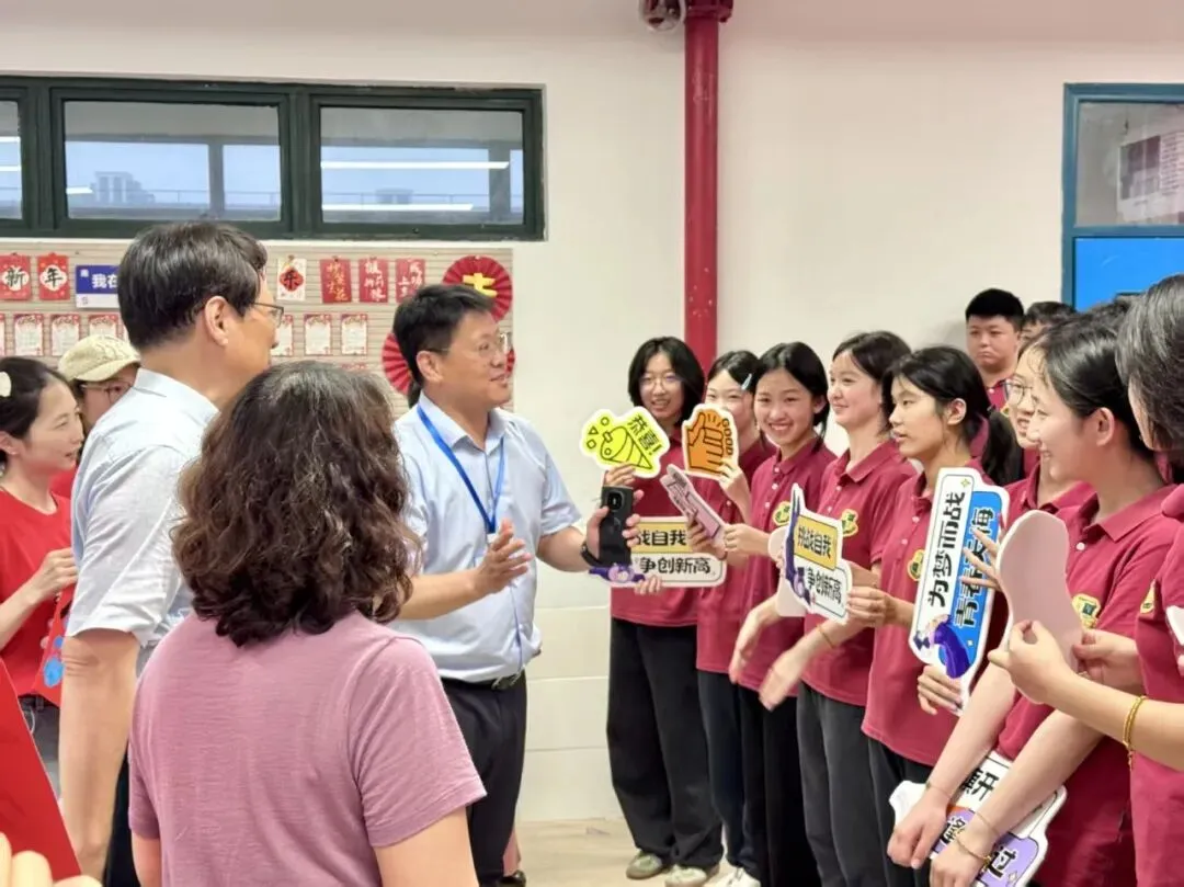 逐光赴考,一举高“粽”|西外初中部中考喊楼活动,为少年梦想加冕-第38张图片-四季读书网 逐光赴考,一举高“粽”|西外初中部中考喊楼活动,为少年梦想加冕-第38张图片-四季读书网