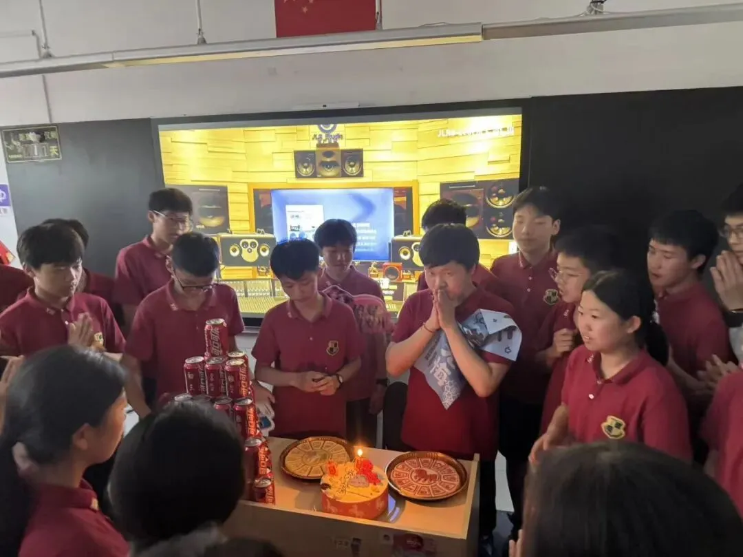 逐光赴考,一举高“粽”|西外初中部中考喊楼活动,为少年梦想加冕-第40张图片-四季读书网 逐光赴考,一举高“粽”|西外初中部中考喊楼活动,为少年梦想加冕-第40张图片-四季读书网