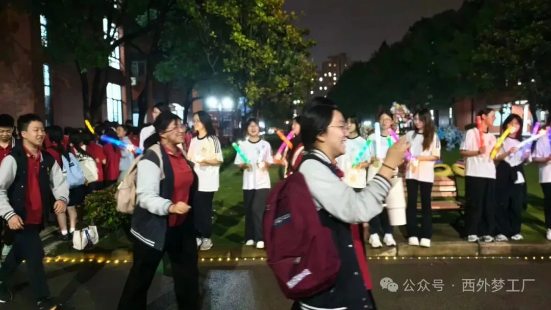 逐光赴考,一举高“粽”|西外初中部中考喊楼活动,为少年梦想加冕-第47张图片-四季读书网 逐光赴考,一举高“粽”|西外初中部中考喊楼活动,为少年梦想加冕-第47张图片-四季读书网