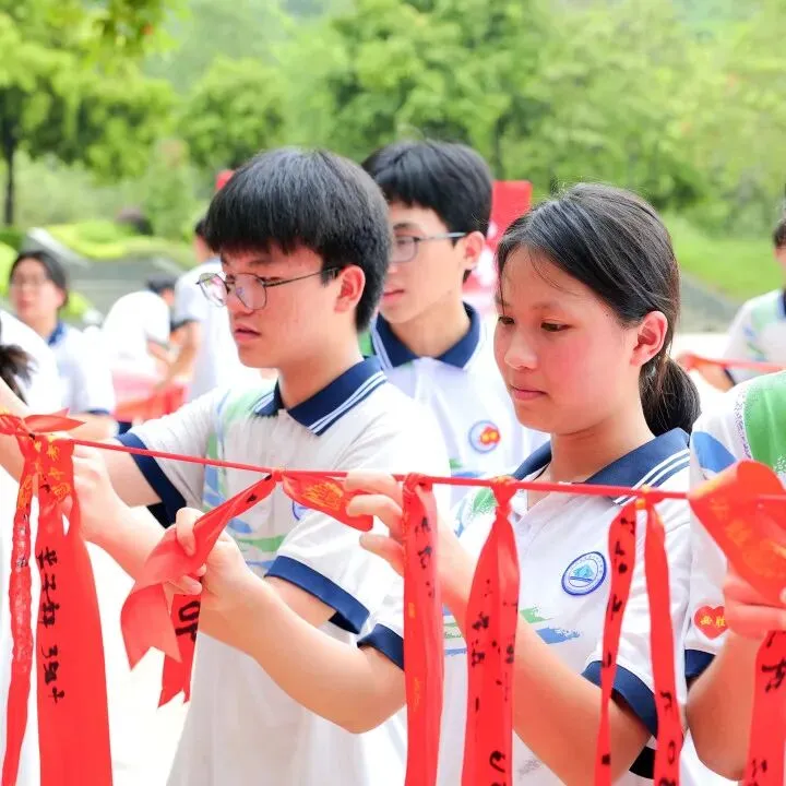 砺心减压强底气,乘风破浪战中考 | 2026年双沙中学初三学子户外减压赋能活动圆满举行-第26张图片-四季读书网 砺心减压强底气,乘风破浪战中考 | 2026年双沙中学初三学子户外减压赋能活动圆满举行-第26张图片-四季读书网