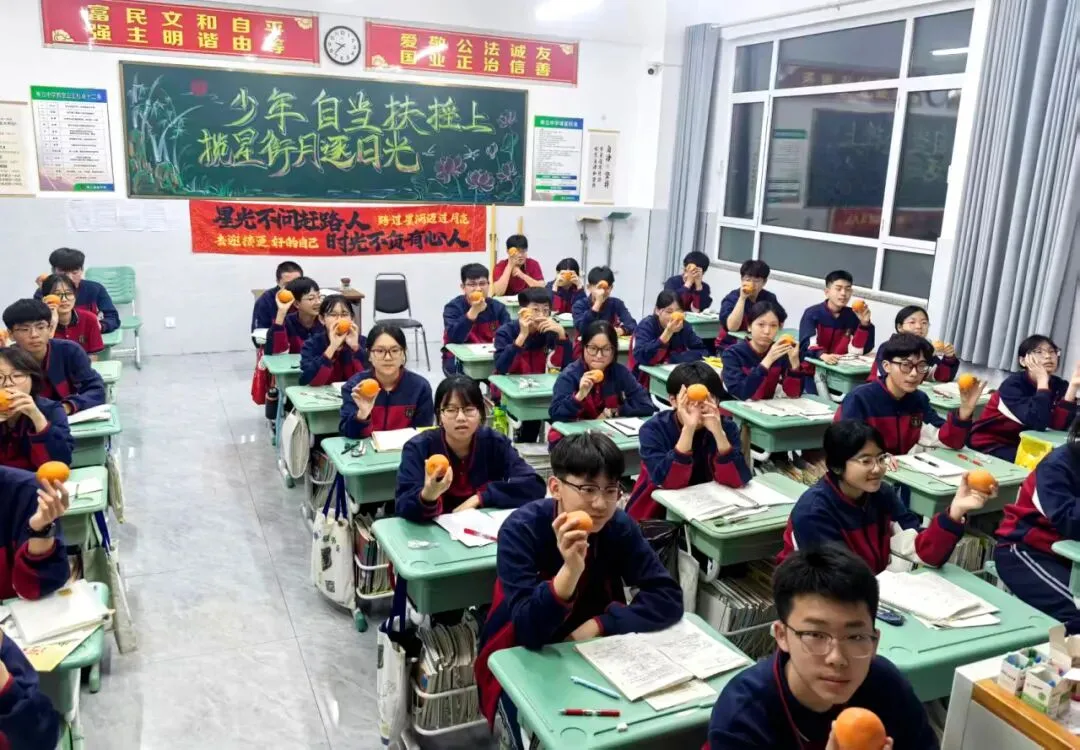 逐梦中考 | 愿衡立学子前 “橙” 似锦-第18张图片-四季读书网