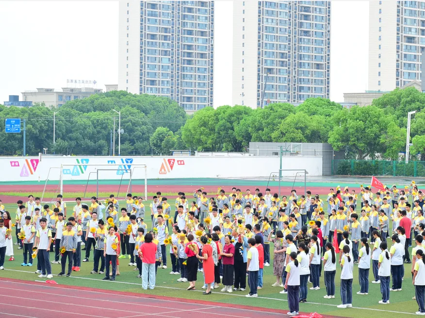 勇跨成功之门,逐梦中考辉煌——利港中学中考励志活动圆满举行-第32张图片-四季读书网 勇跨成功之门,逐梦中考辉煌——利港中学中考励志活动圆满举行-第32张图片-四季读书网