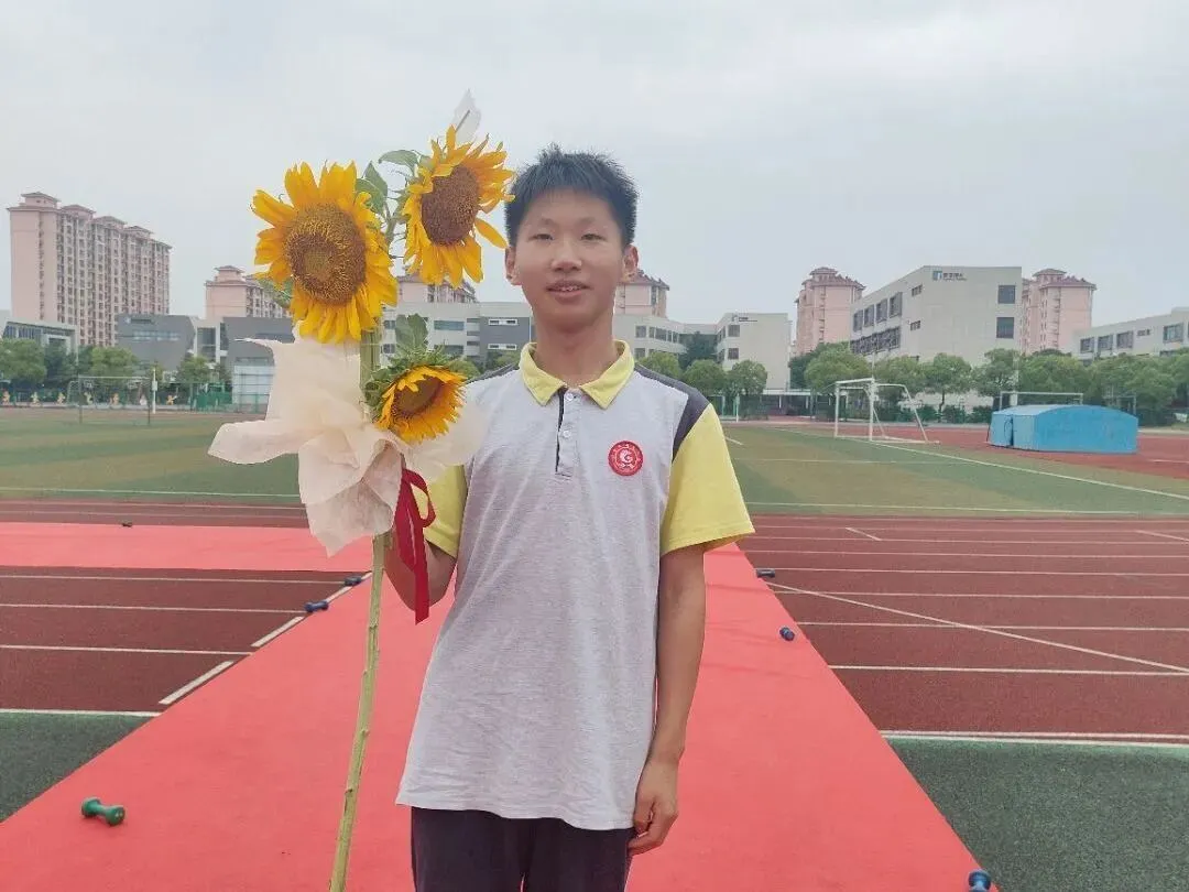 勇跨成功之门,逐梦中考辉煌——利港中学中考励志活动圆满举行-第33张图片-四季读书网 勇跨成功之门,逐梦中考辉煌——利港中学中考励志活动圆满举行-第33张图片-四季读书网