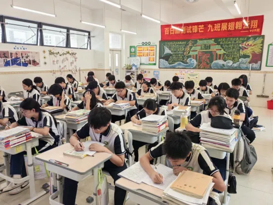 “词”王争霸 决胜中考|仲恺六中九年级英语词汇大赛-第11张图片-四季读书网 “词”王争霸 决胜中考|仲恺六中九年级英语词汇大赛-第11张图片-四季读书网