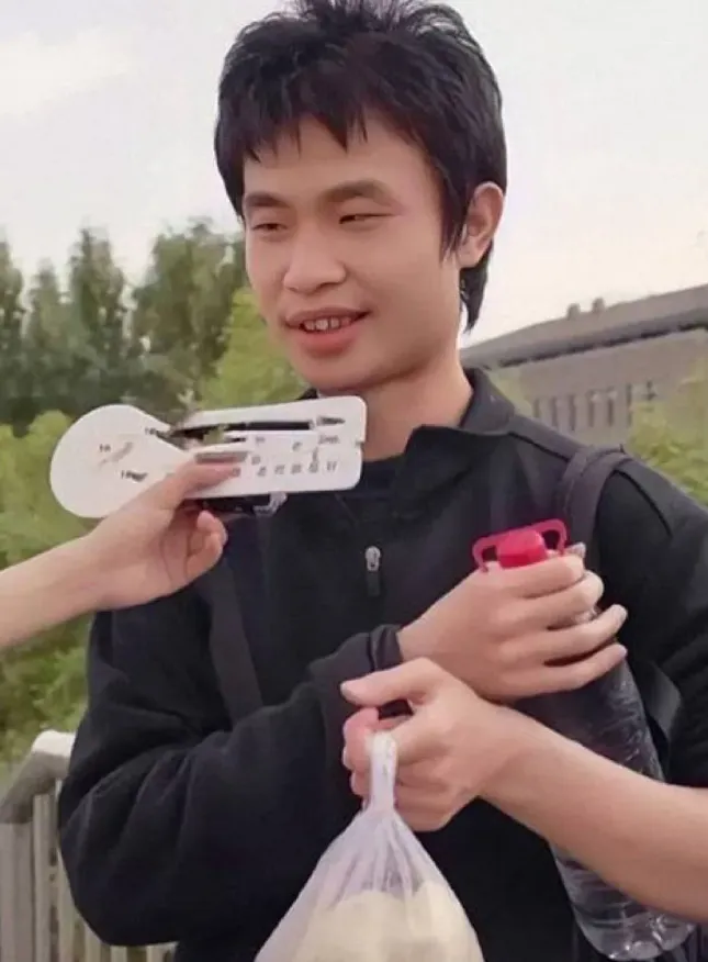 韦东奕,您认为今年高考数学试卷难吗? 昨天下午数学考完,多数考生焉了,脸上露出苦色,说1卷太难了.-第1张图片-四季读书网 韦东奕,您认为今年高考数学试卷难吗? 昨天下午数学考完,多数考生焉了,脸上露出苦色,说1卷太难了.-第1张图片-四季读书网