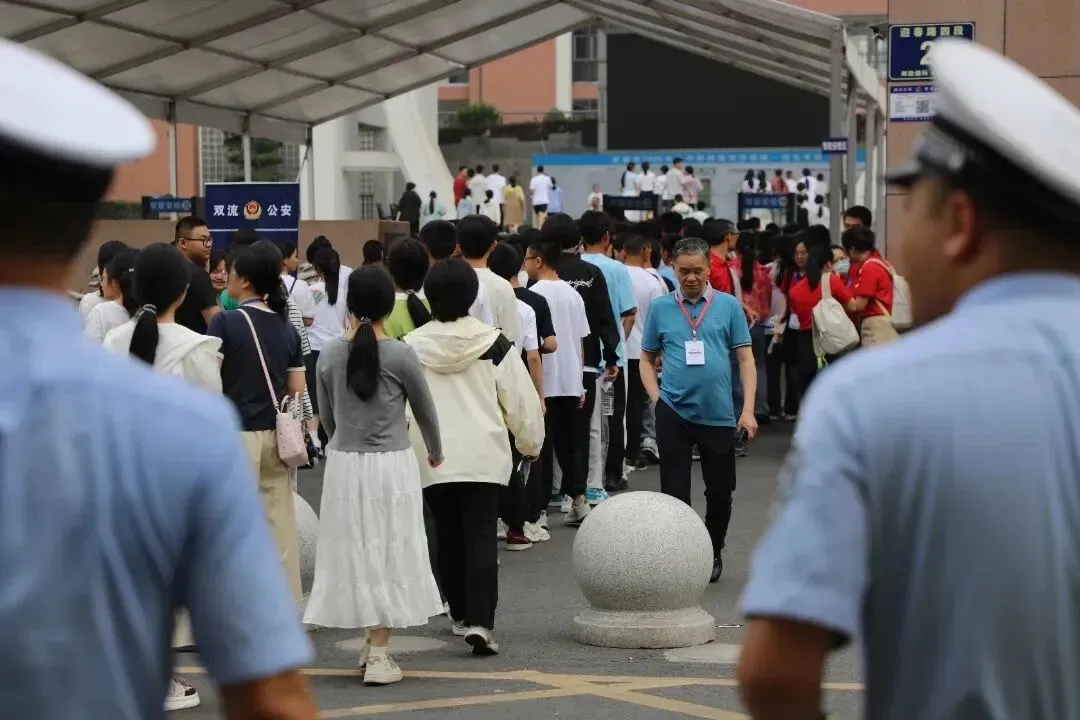 中考在即,成都交警全面开启“护考模式”-第12张图片-四季读书网