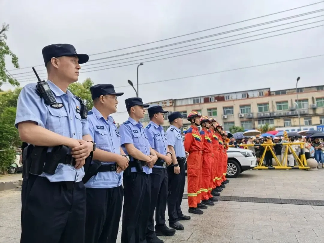 睢宁公安高考护航真题曝光!-第20张图片-四季读书网 睢宁公安高考护航真题曝光!-第20张图片-四季读书网