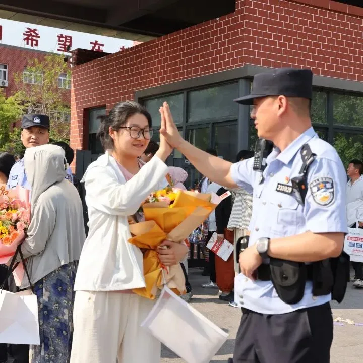 睢宁公安高考护航真题曝光!-第82张图片-四季读书网 睢宁公安高考护航真题曝光!-第82张图片-四季读书网