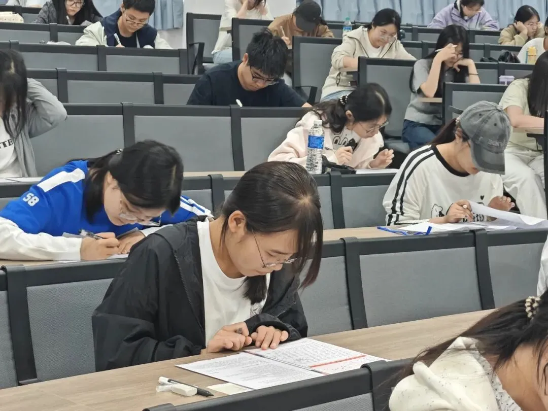 “全真模考炼真功 勤学善思树新风”——承德医学院中医系2023级举办英语六级-第2张图片-四季读书网 “全真模考炼真功 勤学善思树新风”——承德医学院中医系2023级举办英语六级-第2张图片-四季读书网
