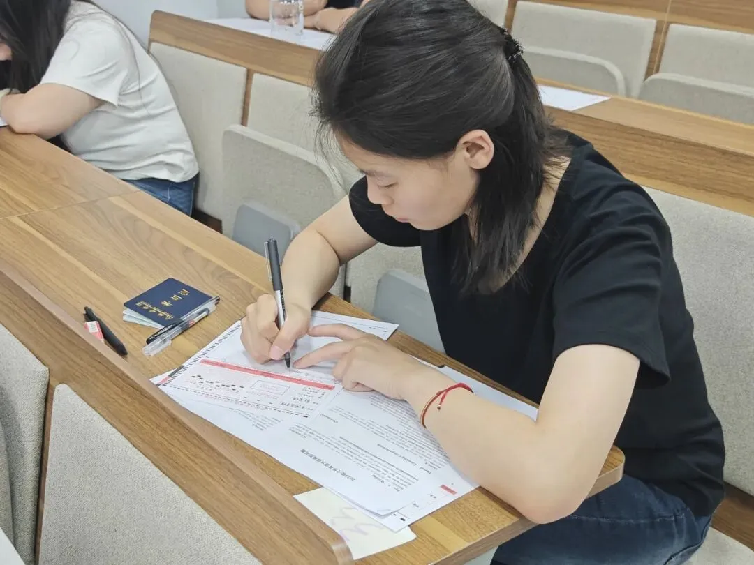 “全真模考炼真功 勤学善思树新风”——承德医学院中医系2023级举办英语六级-第3张图片-四季读书网 “全真模考炼真功 勤学善思树新风”——承德医学院中医系2023级举办英语六级-第3张图片-四季读书网