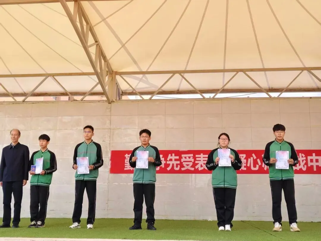 【党建+教研】苏尼特左旗第一中学开展模拟考试表彰暨心理趣味减压活动-第3张图片-四季读书网