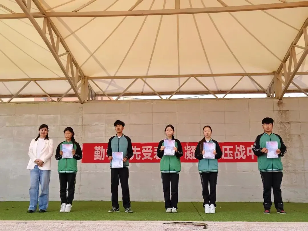 【党建+教研】苏尼特左旗第一中学开展模拟考试表彰暨心理趣味减压活动-第4张图片-四季读书网