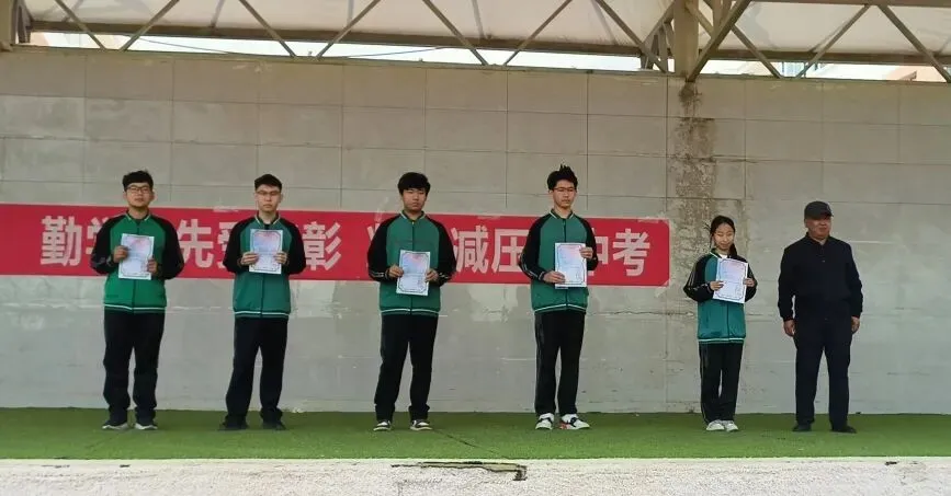 【党建+教研】苏尼特左旗第一中学开展模拟考试表彰暨心理趣味减压活动-第5张图片-四季读书网