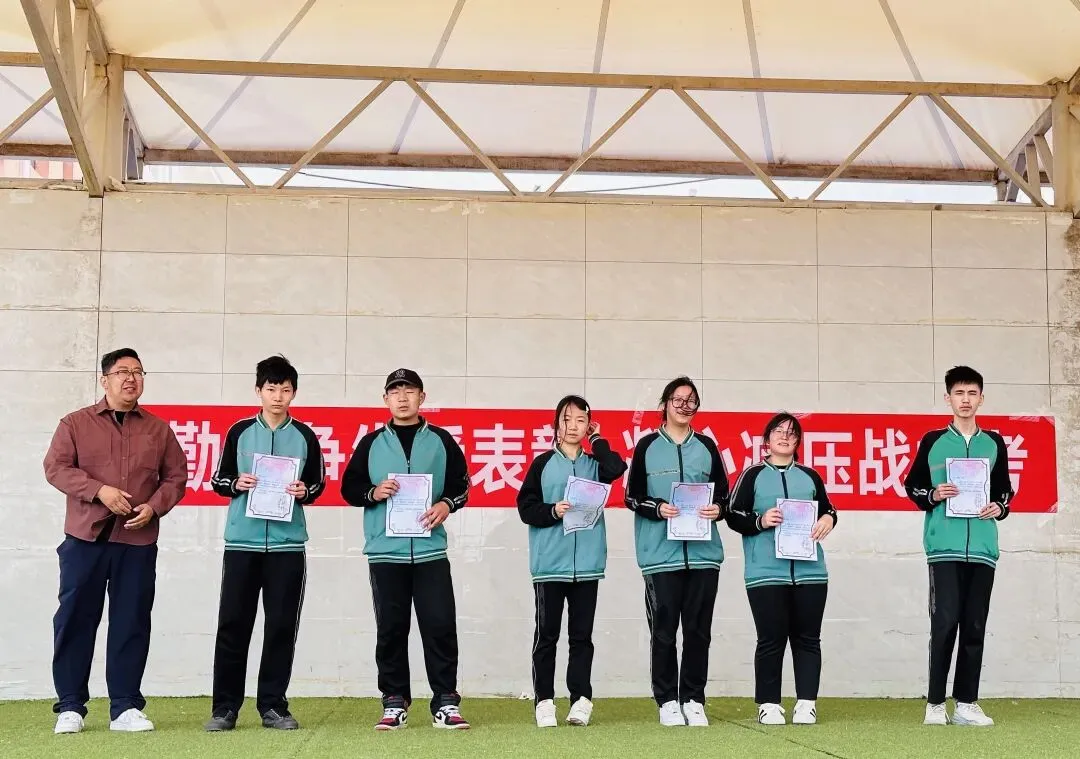 【党建+教研】苏尼特左旗第一中学开展模拟考试表彰暨心理趣味减压活动-第6张图片-四季读书网
