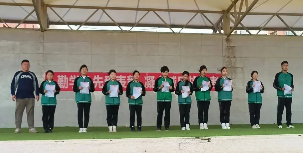 【党建+教研】苏尼特左旗第一中学开展模拟考试表彰暨心理趣味减压活动-第8张图片-四季读书网