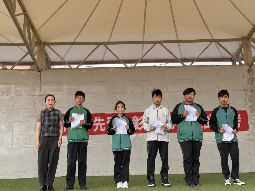 【党建+教研】苏尼特左旗第一中学开展模拟考试表彰暨心理趣味减压活动-第7张图片-四季读书网