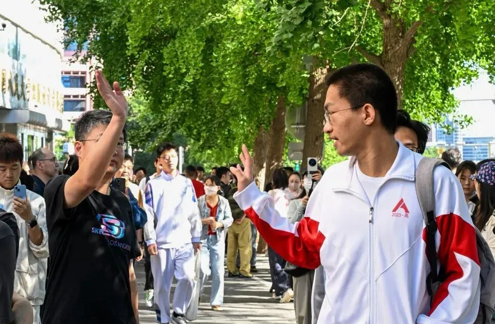 全网惊叹!高考试卷武装押运:大山孩子的公平,从未被辜负-第2张图片-四季读书网
