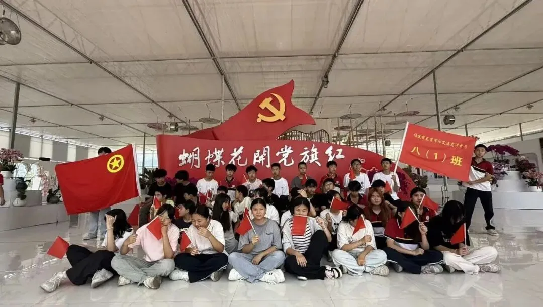徒步共建笑迎中考,家校同心共话成长——龙潭中学八年级开展“共建赋能·自信迎考”远足暨家长会活动-第4张图片-四季读书网 徒步共建笑迎中考,家校同心共话成长——龙潭中学八年级开展“共建赋能·自信迎考”远足暨家长会活动-第4张图片-四季读书网