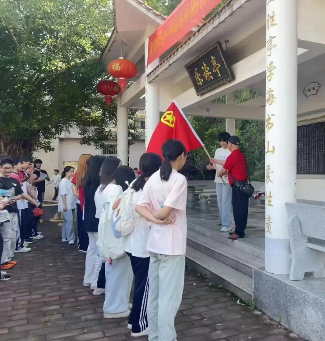 徒步共建笑迎中考,家校同心共话成长——龙潭中学八年级开展“共建赋能·自信迎考”远足暨家长会活动-第7张图片-四季读书网 徒步共建笑迎中考,家校同心共话成长——龙潭中学八年级开展“共建赋能·自信迎考”远足暨家长会活动-第7张图片-四季读书网