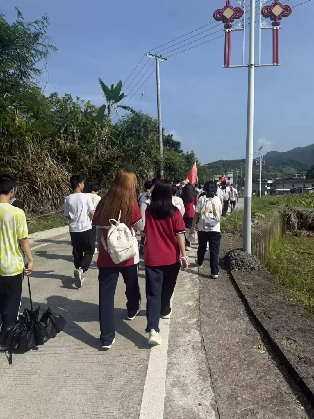 徒步共建笑迎中考,家校同心共话成长——龙潭中学八年级开展“共建赋能·自信迎考”远足暨家长会活动-第9张图片-四季读书网 徒步共建笑迎中考,家校同心共话成长——龙潭中学八年级开展“共建赋能·自信迎考”远足暨家长会活动-第9张图片-四季读书网