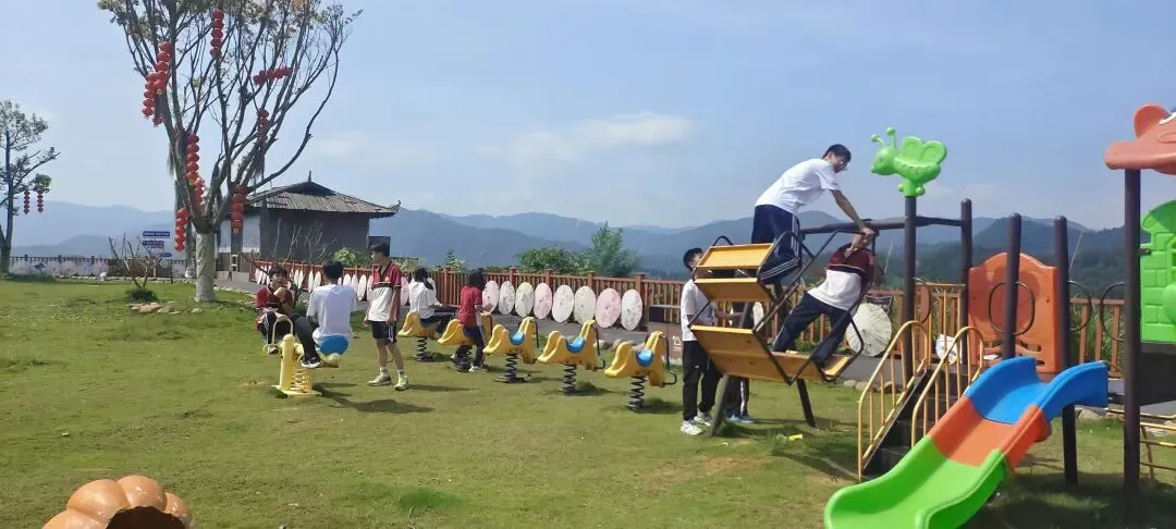 徒步共建笑迎中考,家校同心共话成长——龙潭中学八年级开展“共建赋能·自信迎考”远足暨家长会活动-第14张图片-四季读书网 徒步共建笑迎中考,家校同心共话成长——龙潭中学八年级开展“共建赋能·自信迎考”远足暨家长会活动-第14张图片-四季读书网