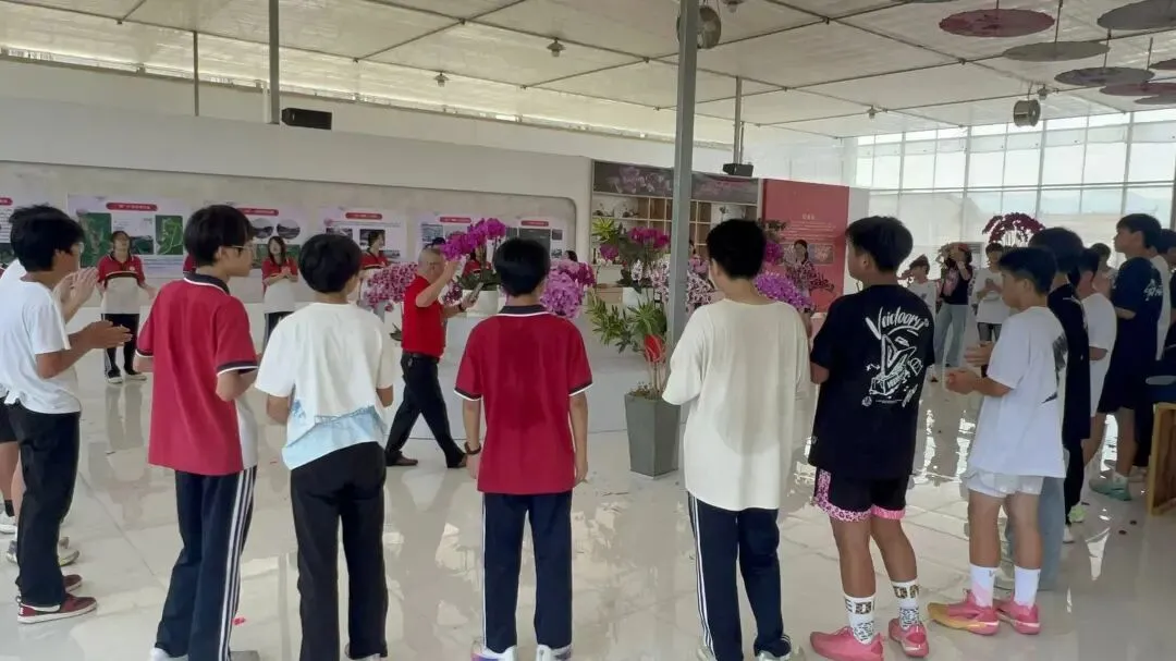 徒步共建笑迎中考,家校同心共话成长——龙潭中学八年级开展“共建赋能·自信迎考”远足暨家长会活动-第15张图片-四季读书网 徒步共建笑迎中考,家校同心共话成长——龙潭中学八年级开展“共建赋能·自信迎考”远足暨家长会活动-第15张图片-四季读书网