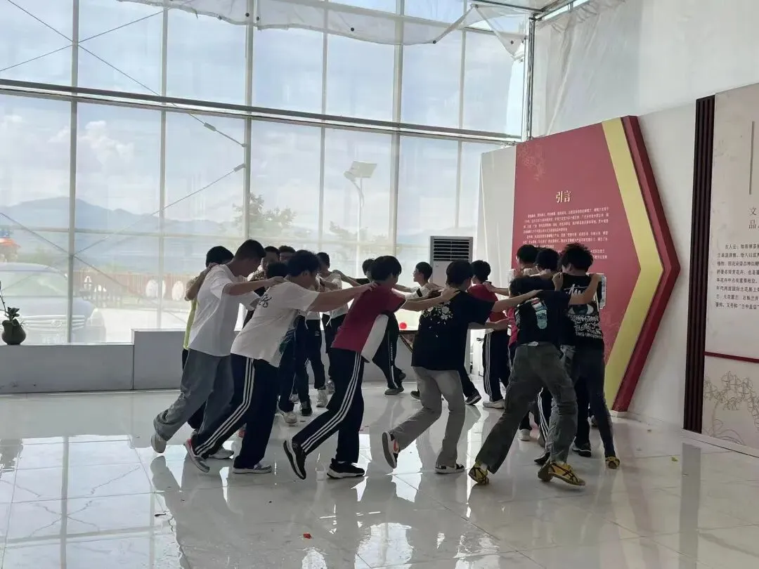 徒步共建笑迎中考,家校同心共话成长——龙潭中学八年级开展“共建赋能·自信迎考”远足暨家长会活动-第17张图片-四季读书网 徒步共建笑迎中考,家校同心共话成长——龙潭中学八年级开展“共建赋能·自信迎考”远足暨家长会活动-第17张图片-四季读书网