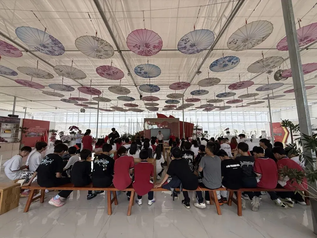 徒步共建笑迎中考,家校同心共话成长——龙潭中学八年级开展“共建赋能·自信迎考”远足暨家长会活动-第25张图片-四季读书网 徒步共建笑迎中考,家校同心共话成长——龙潭中学八年级开展“共建赋能·自信迎考”远足暨家长会活动-第25张图片-四季读书网