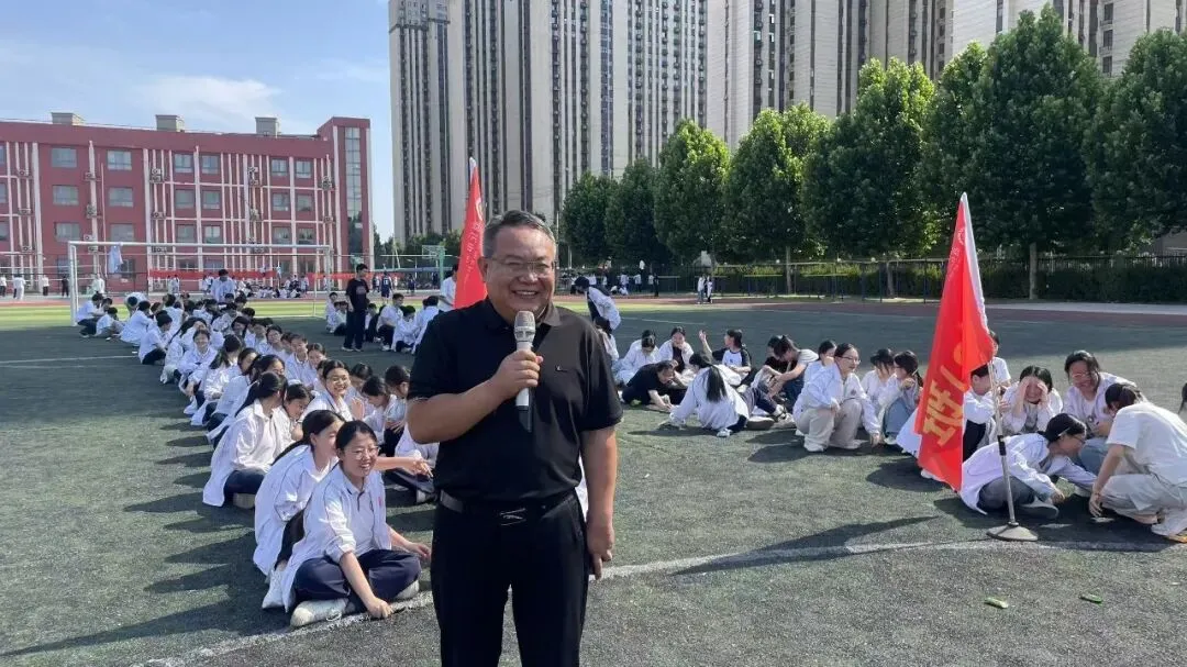 抢走备考压力 “食”力迎战中考——商丘八中九年级趣味减压活动温情启幕-第3张图片-四季读书网 抢走备考压力 “食”力迎战中考——商丘八中九年级趣味减压活动温情启幕-第3张图片-四季读书网