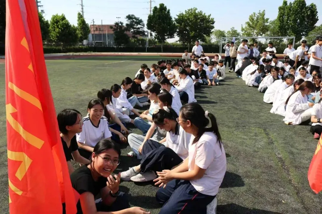 抢走备考压力 “食”力迎战中考——商丘八中九年级趣味减压活动温情启幕-第5张图片-四季读书网 抢走备考压力 “食”力迎战中考——商丘八中九年级趣味减压活动温情启幕-第5张图片-四季读书网