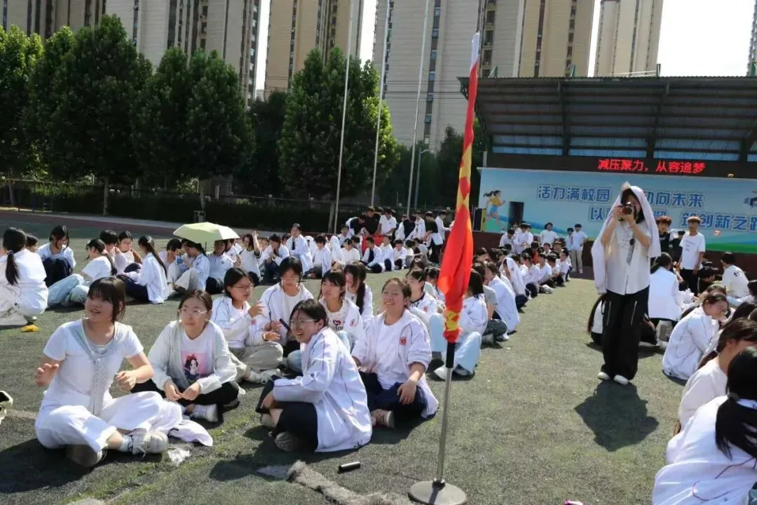 抢走备考压力 “食”力迎战中考——商丘八中九年级趣味减压活动温情启幕-第7张图片-四季读书网 抢走备考压力 “食”力迎战中考——商丘八中九年级趣味减压活动温情启幕-第7张图片-四季读书网