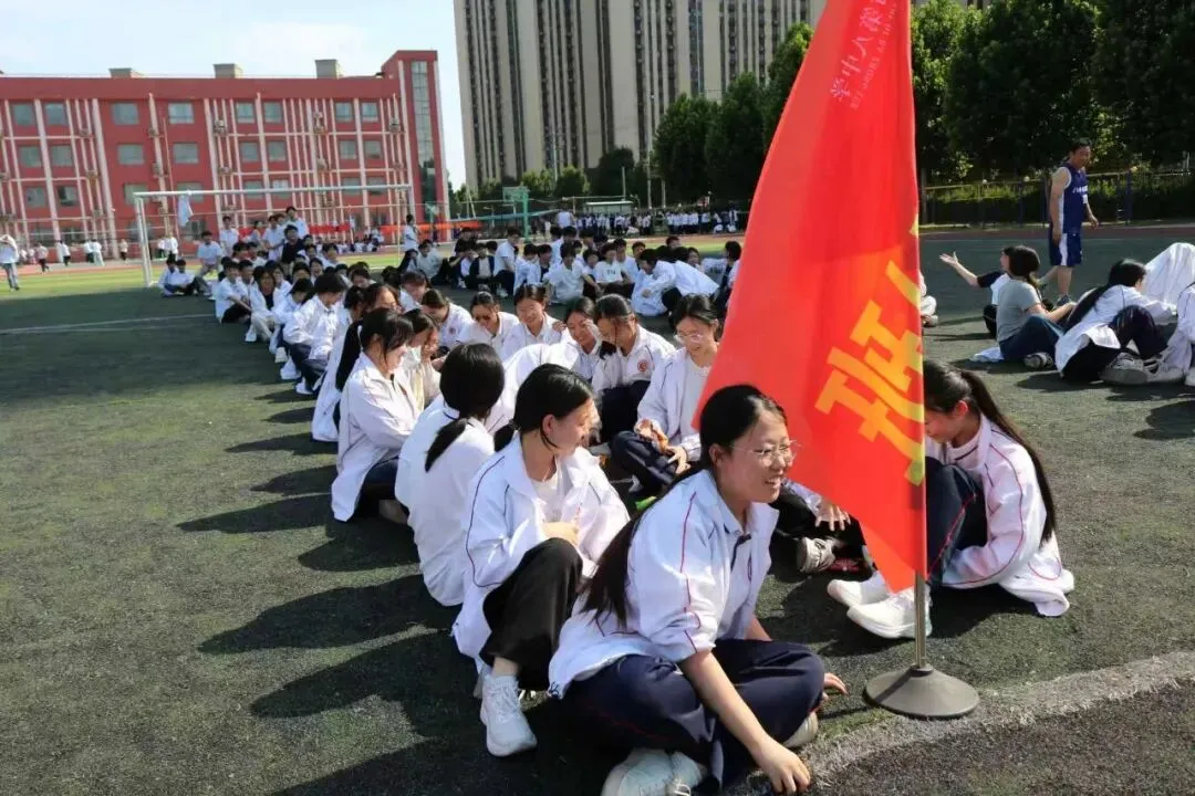 抢走备考压力 “食”力迎战中考——商丘八中九年级趣味减压活动温情启幕-第10张图片-四季读书网 抢走备考压力 “食”力迎战中考——商丘八中九年级趣味减压活动温情启幕-第10张图片-四季读书网