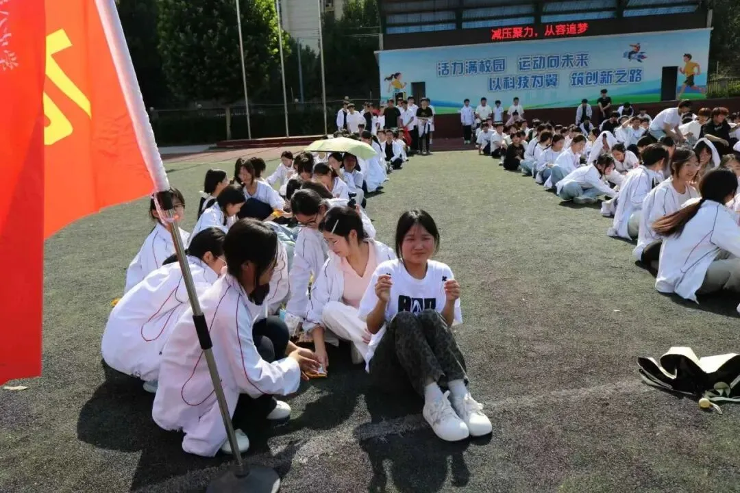 抢走备考压力 “食”力迎战中考——商丘八中九年级趣味减压活动温情启幕-第13张图片-四季读书网 抢走备考压力 “食”力迎战中考——商丘八中九年级趣味减压活动温情启幕-第13张图片-四季读书网