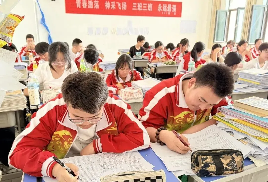 中考倒计时6天!成功中考师生携手战中考-第12张图片-四季读书网
