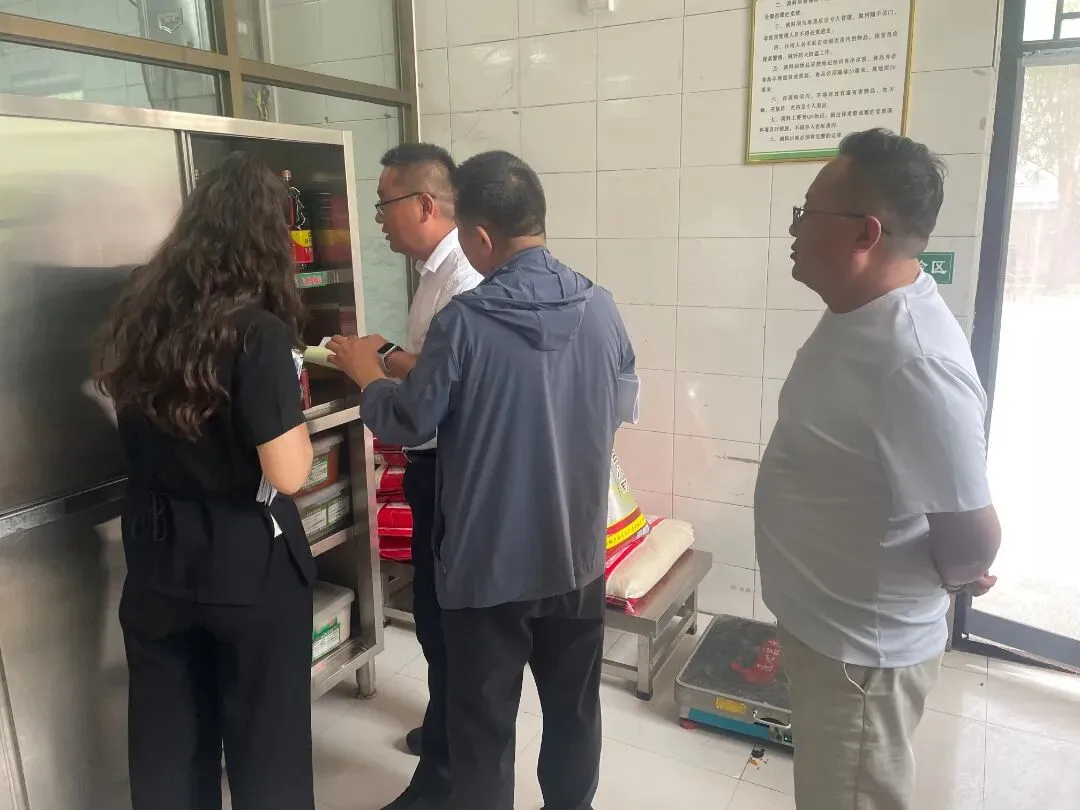 严筑食安防线 护航中考征程——瓜州二中全力筑牢中考餐饮安全保障屏障-第3张图片-四季读书网 严筑食安防线 护航中考征程——瓜州二中全力筑牢中考餐饮安全保障屏障-第3张图片-四季读书网
