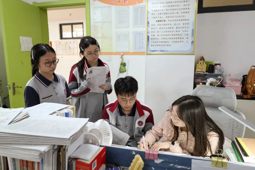 中考比区第一批公办线低了30多分,余杭姑娘3年后高分逆袭!背后的学校曝光......-第19张图片-四季读书网 中考比区第一批公办线低了30多分,余杭姑娘3年后高分逆袭!背后的学校曝光......-第19张图片-四季读书网