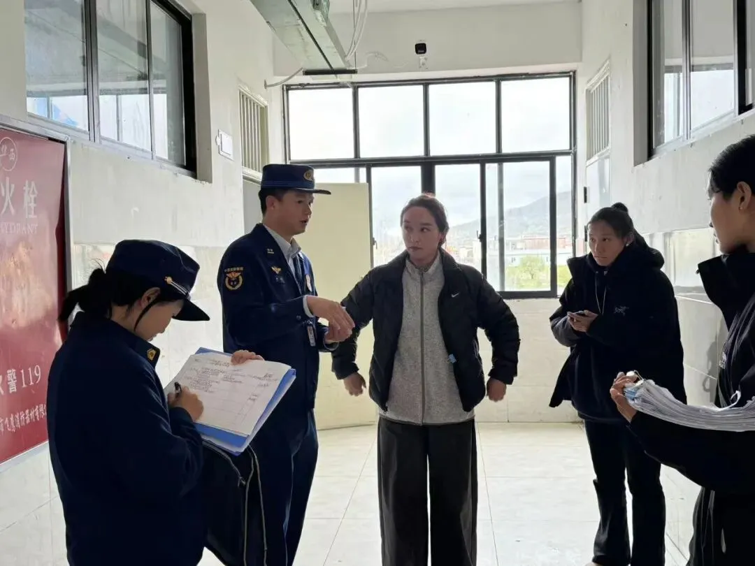 筑牢校园安全防线 全力护航平安中考-第7张图片-四季读书网