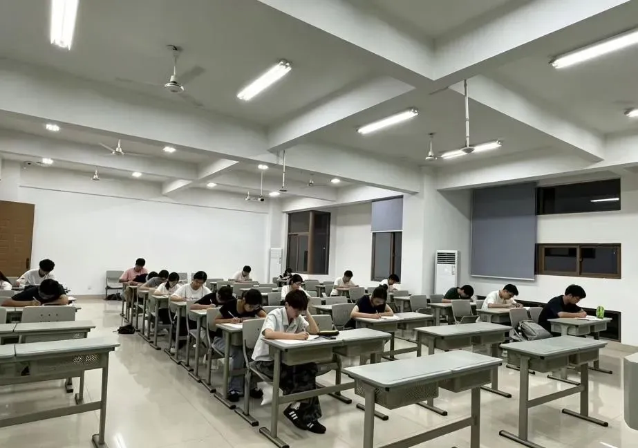 实战模拟,决胜英语四六级 | 电子与通信工程学院英语四六级模拟考试顺利举行-第12张图片-四季读书网 实战模拟,决胜英语四六级 | 电子与通信工程学院英语四六级模拟考试顺利举行-第12张图片-四季读书网