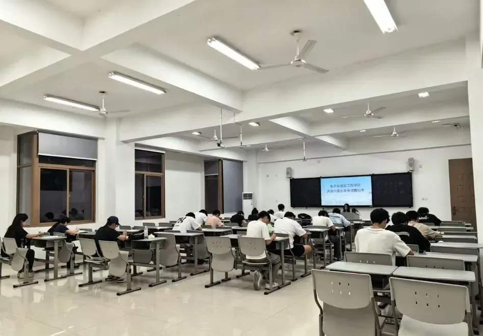 实战模拟,决胜英语四六级 | 电子与通信工程学院英语四六级模拟考试顺利举行-第13张图片-四季读书网 实战模拟,决胜英语四六级 | 电子与通信工程学院英语四六级模拟考试顺利举行-第13张图片-四季读书网