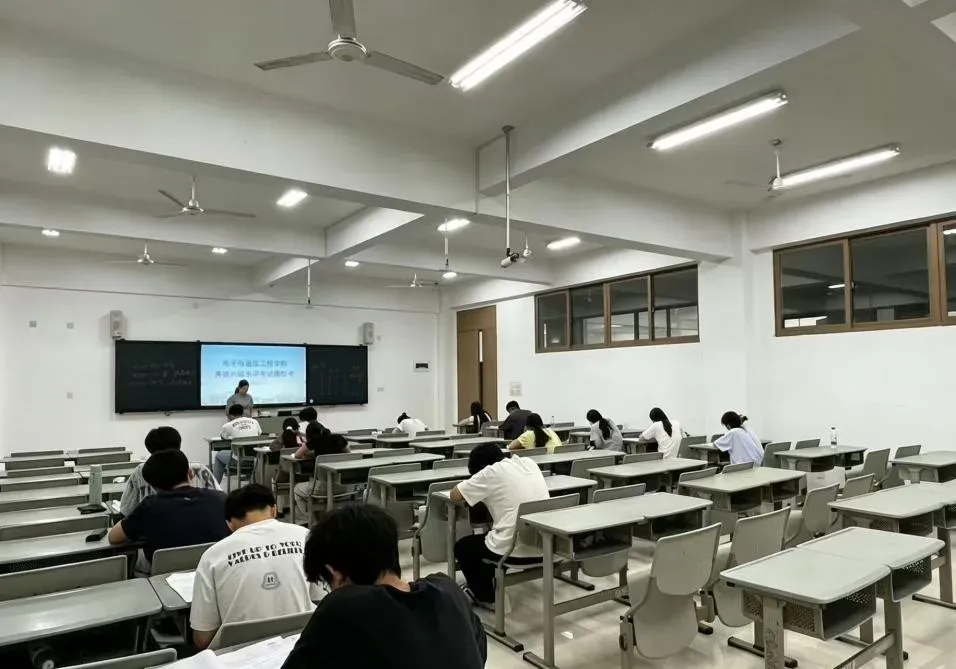 实战模拟,决胜英语四六级 | 电子与通信工程学院英语四六级模拟考试顺利举行-第14张图片-四季读书网 实战模拟,决胜英语四六级 | 电子与通信工程学院英语四六级模拟考试顺利举行-第14张图片-四季读书网