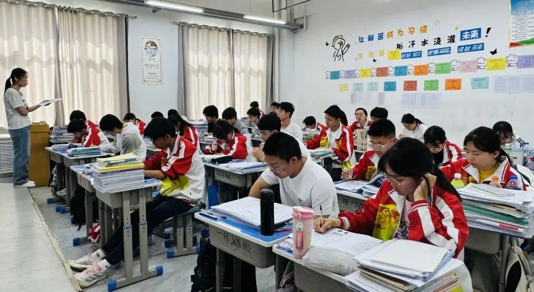 中考倒计时5天,师生同心奋战迎中考-第4张图片-四季读书网 中考倒计时5天,师生同心奋战迎中考-第4张图片-四季读书网