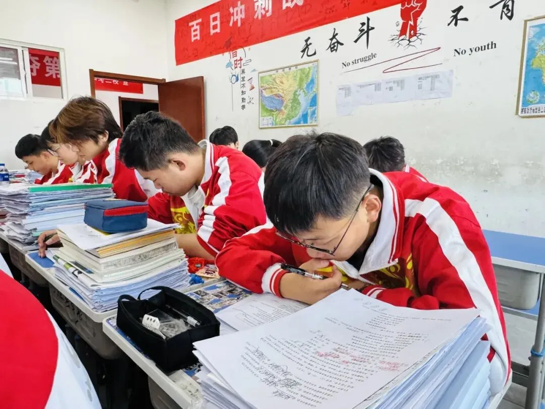 中考倒计时5天,师生同心奋战迎中考-第8张图片-四季读书网 中考倒计时5天,师生同心奋战迎中考-第8张图片-四季读书网