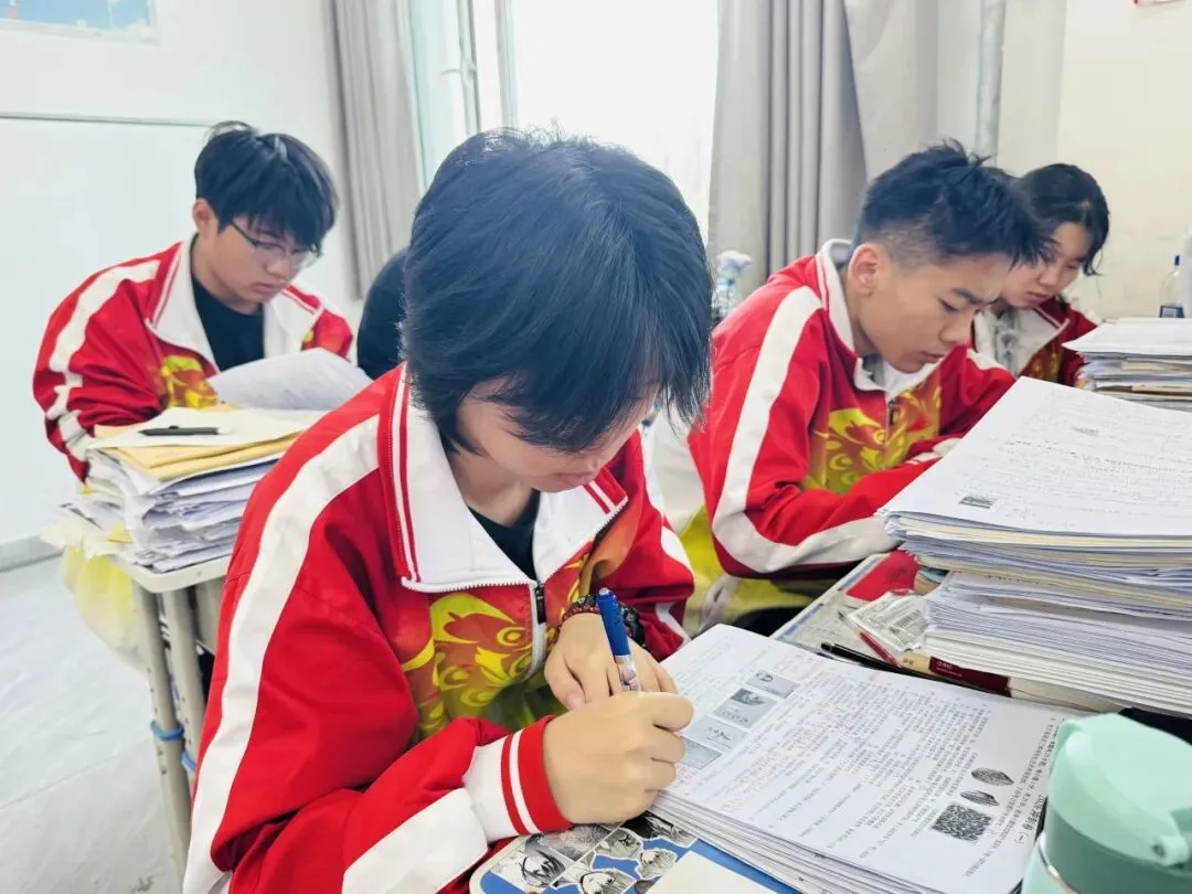 中考倒计时5天,师生同心奋战迎中考-第10张图片-四季读书网 中考倒计时5天,师生同心奋战迎中考-第10张图片-四季读书网